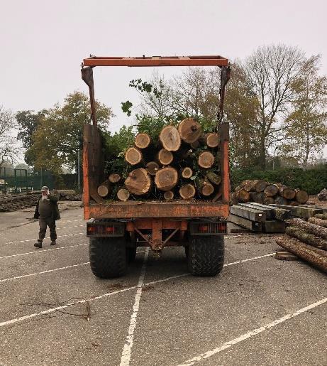 Hout kerk bankjes 02