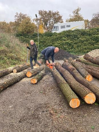 Hout kerk bankjes